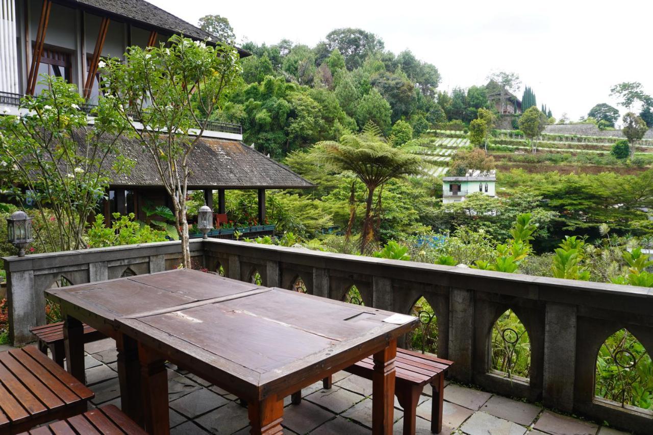 Rumah Stroberi Organic Farm & Family Lodge Лембанг Екстер'єр фото